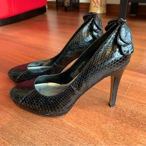 White House Black Market Snake leather black pumps